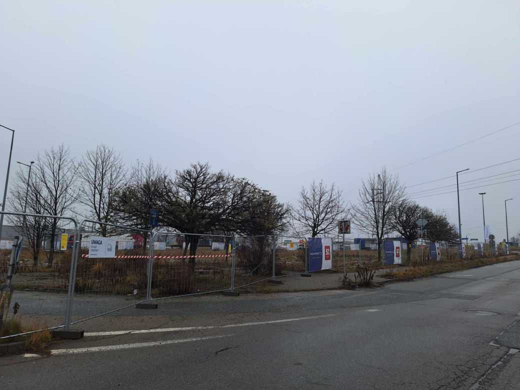 Trwają prace w budynku byłego hipermarketu Tesco w Tarnowskich Górach.