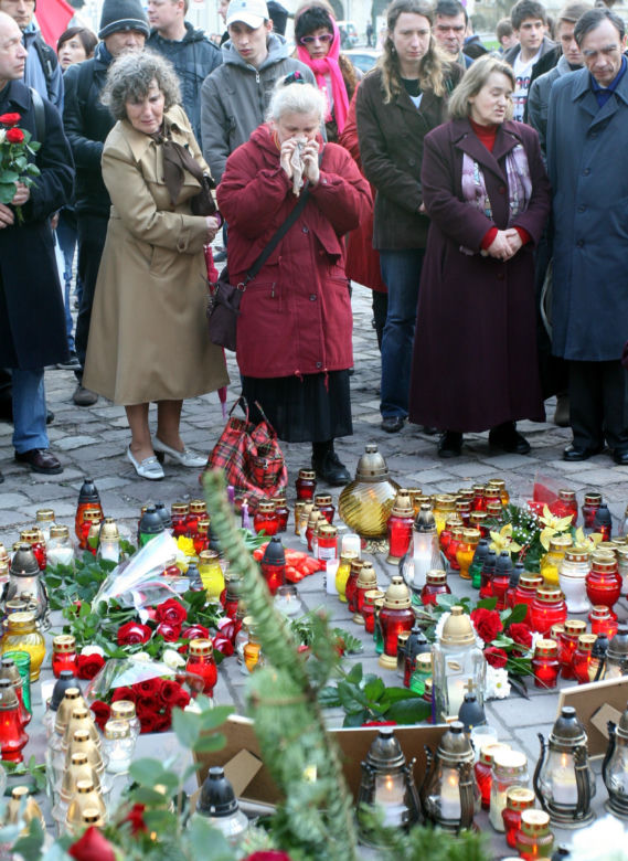 Morze łez, setki krakowian na ulicach. Tak żegnano ofiary katastrofy smoleńskiej 10 lat temu