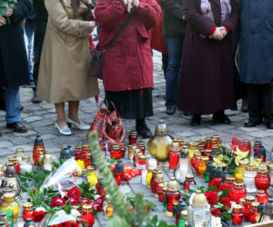 Morze łez, setki krakowian na ulicach. Tak żegnano ofiary katastrofy smoleńskiej 10 lat temu