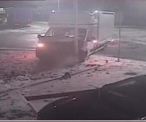 Wjechał dostawczakiem w latarnię... i zasnął. 26-latek był pijany