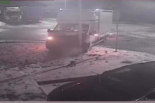 Wjechał dostawczakiem w latarnię... i zasnął. 26-latek był pijany