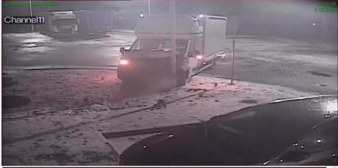 Wjechał dostawczakiem w latarnię... i zasnął. 26-latek był pijany