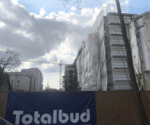 Tak wygląda plac budowy po gigantycznym pożarze w Warszawie. Mieszkańcy w szoku: „szkoda tych ludzi”