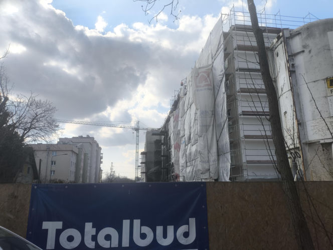 Tak wygląda plac budowy po gigantycznym pożarze w Warszawie. Mieszkańcy w szoku: „szkoda tych ludzi”