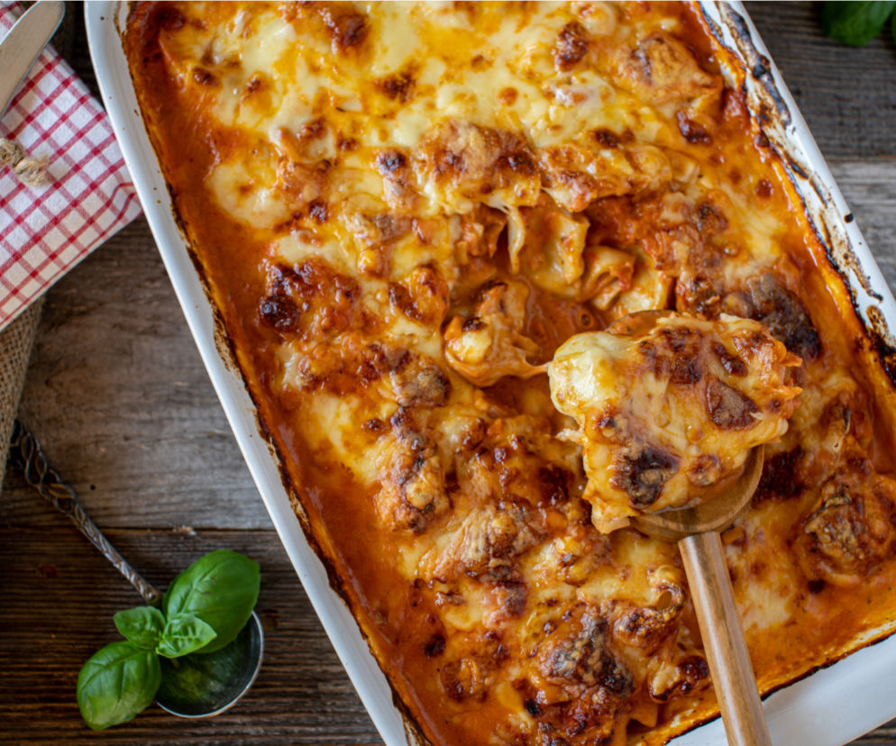 Grzybowe tortellini zapiekane w sosie bolońskim: prosto i pysznie