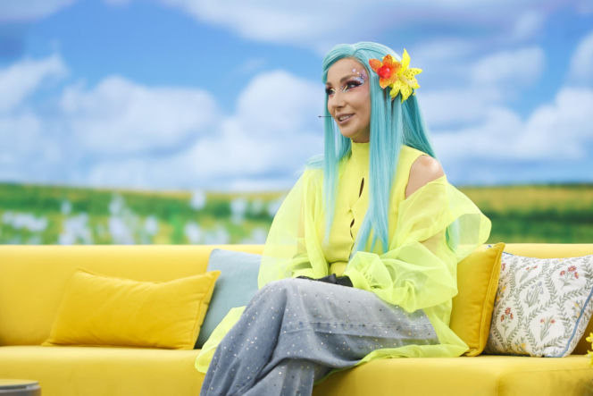 Cleo w niebieskich włosach