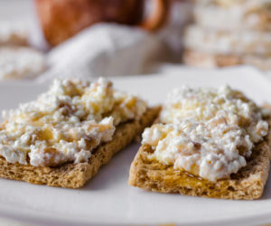 Twarożek na ciepło z miodem i orzechami – kolacja lub śniadanie, które zaskakują już po pierwszym kęsie