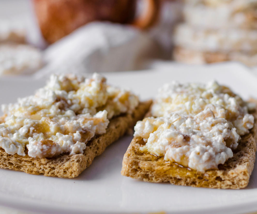 Twarożek na ciepło z miodem i orzechami – kolacja, która zaskakuje już po pierwszym kęsie