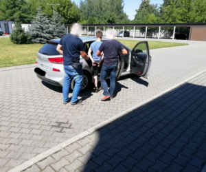 Radomsko: 18-latek chwycił za siekierę, wyszedł na środek ulicy i zrobił DEMOLKĘ!