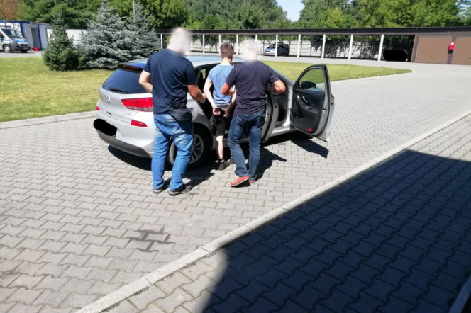 Radomsko: 18-latek chwycił za siekierę, wyszedł na środek ulicy i zrobił DEMOLKĘ!
