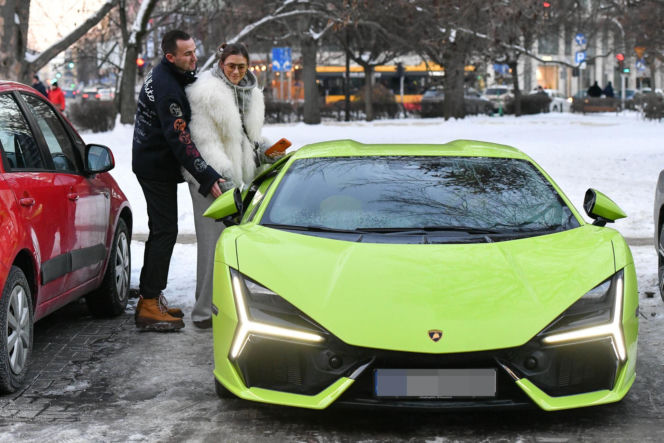 Klaudia Halejcio, mąż jej otworzył auto za całusa