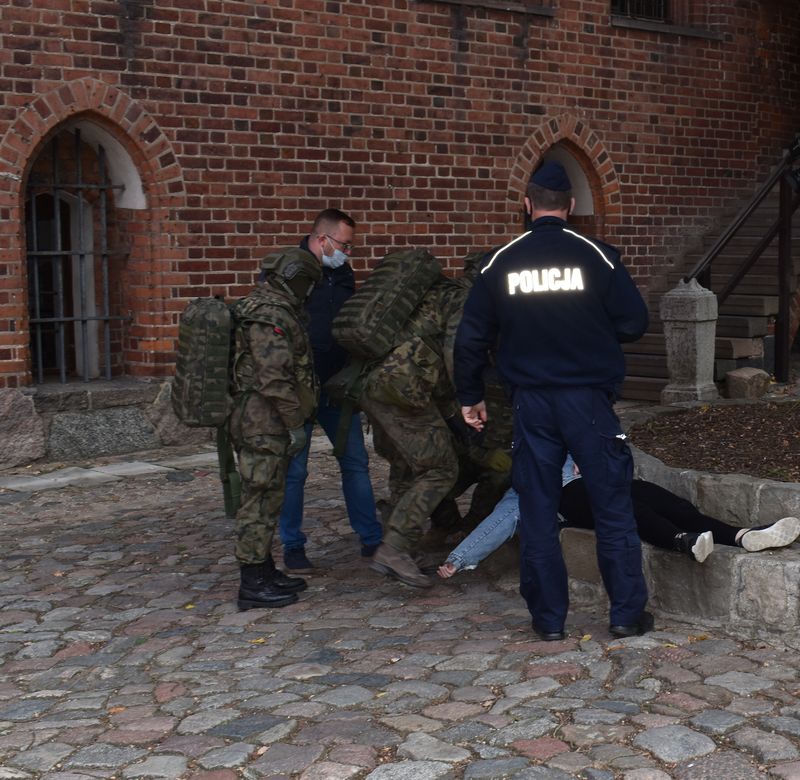 "Bomba w malborskim zamku". Wielka ewakuacja! Policja otwarcie o szczegółach działań [ZDJĘCIA]