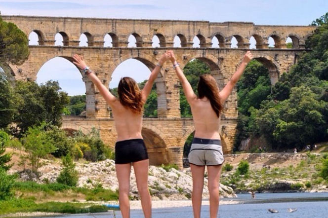 Kobiety pozują topless do zdjęć! A potem chwalą się tym w sieci...