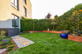 Mały ogródek przy bloku – 6 sprawdzonych sposobów, by stworzyć zieloną oazę w mieście