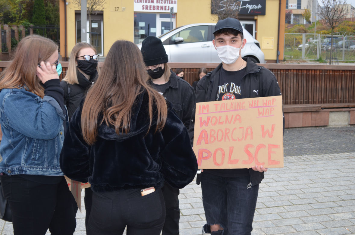"NIE JESTEŚMY INKUBATORAMI" w Starachowicach też protestowali przed biurami posłów PiS 