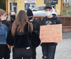NIE JESTEŚMY INKUBATORAMI w Starachowicach też protestowali przed biurami posłów PiS 