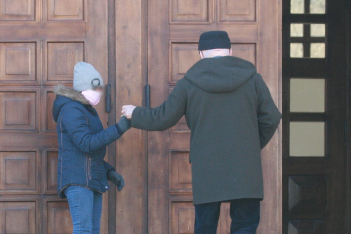Lech Wałęsa w drodze na mszę