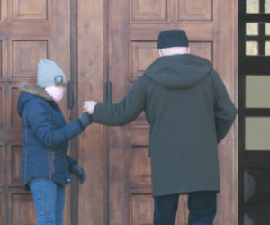 Lech Wałęsa w drodze na mszę