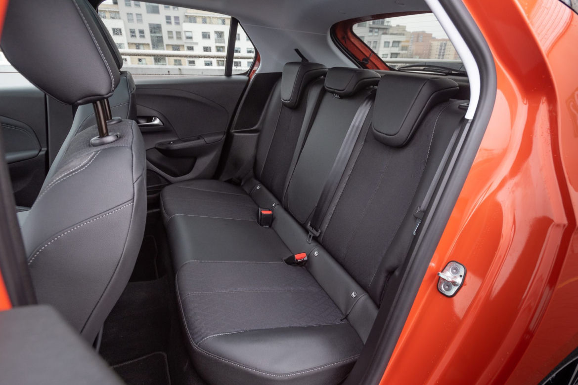 Peugeot 208 Allure vs Opel Corsa Elegance