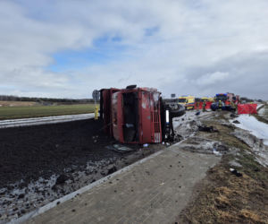 Osobówka zderzyła się z ciężarówką. Jedna osoba nie żyje. Tragiczny wypadek pod Łomżą