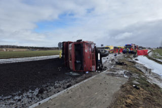 Osobówka zderzyła się z ciężarówką. Jedna osoba nie żyje. Tragiczny wypadek pod Łomżą
