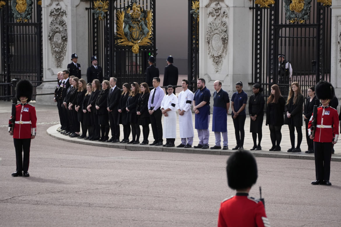 Łzy poddanych i trumna zmierzająca do Westminsteru