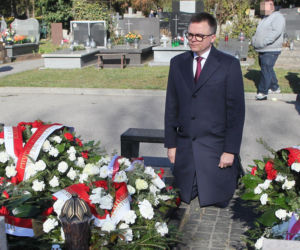 Hołowania klęknął przed grobem ofiary katastrofy smoleńskiej