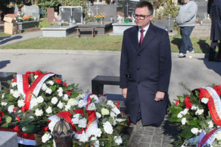 Hołowania klęknął przed grobem ofiary katastrofy smoleńskiej