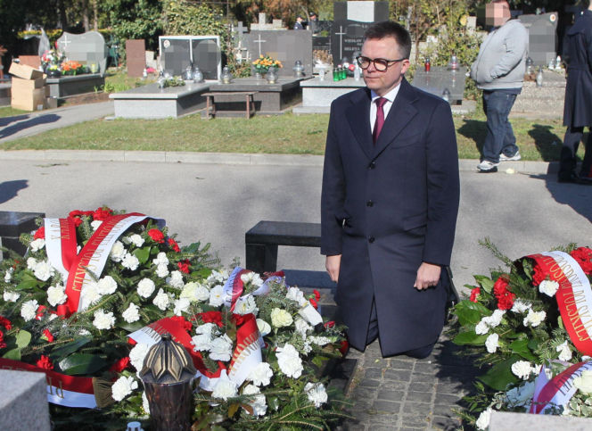 Hołowania klęknął przed grobem ofiary katastrofy smoleńskiej