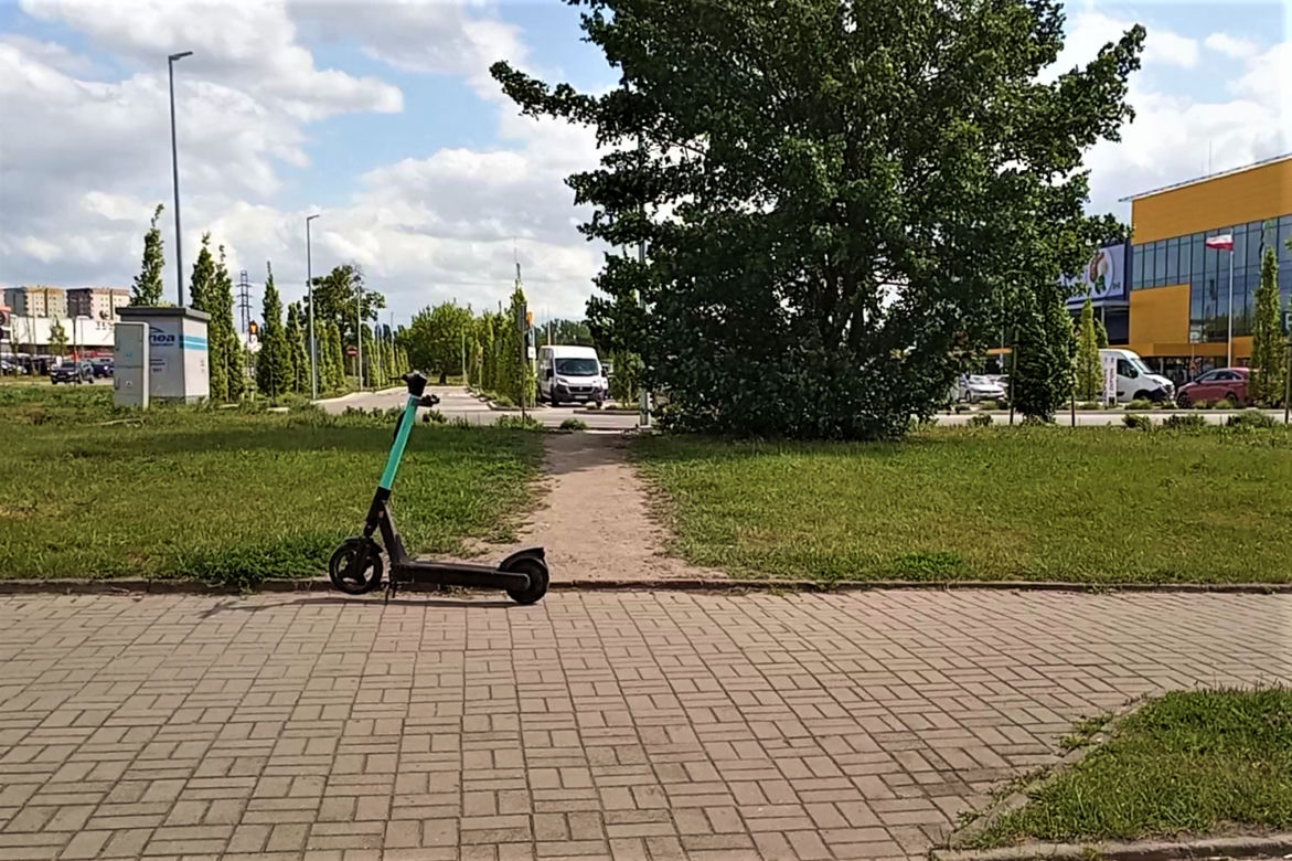 Do sklepu przez trawnik i po pasach prosto... w skarpę! "Wyboista" droga do sklepu IKEA w Szczecinie
