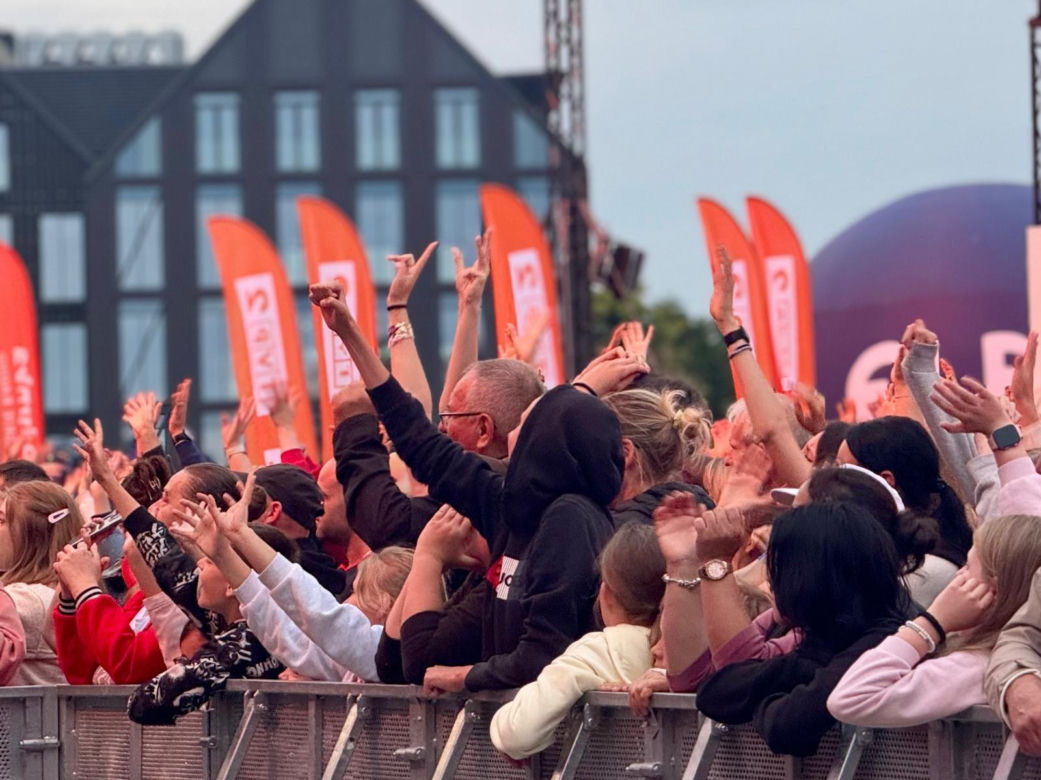Wakacyjna Trasa Dwójki w Elblągu. Pogoda im niestraszna. Tłumy na koncertach!