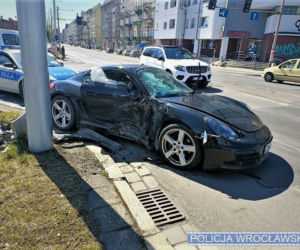 Porsche rozbiło się na latarni na ul. Trzebnickiej. Groźny wypadek we Wrocławiu 