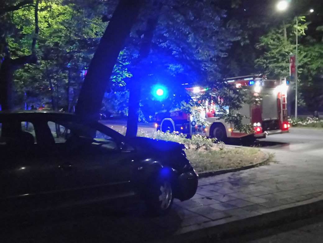 Kraków: Samochód stoczył się ze wzniesienia i... uderzył w autobus