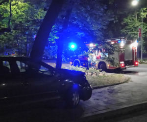 Kraków: Samochód stoczył się ze wzniesienia i... uderzył w autobus