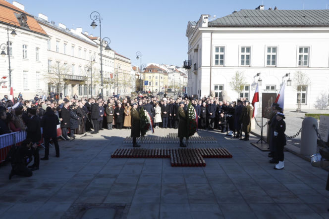 Rocznica katastrofy smoleńskiej. Prezydent Nawrocki uczcił pamięć zmarłych