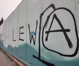 Nieznani sprawcy zniszczyli ekran akustyczny, który miał być tłem dla artystów street-art