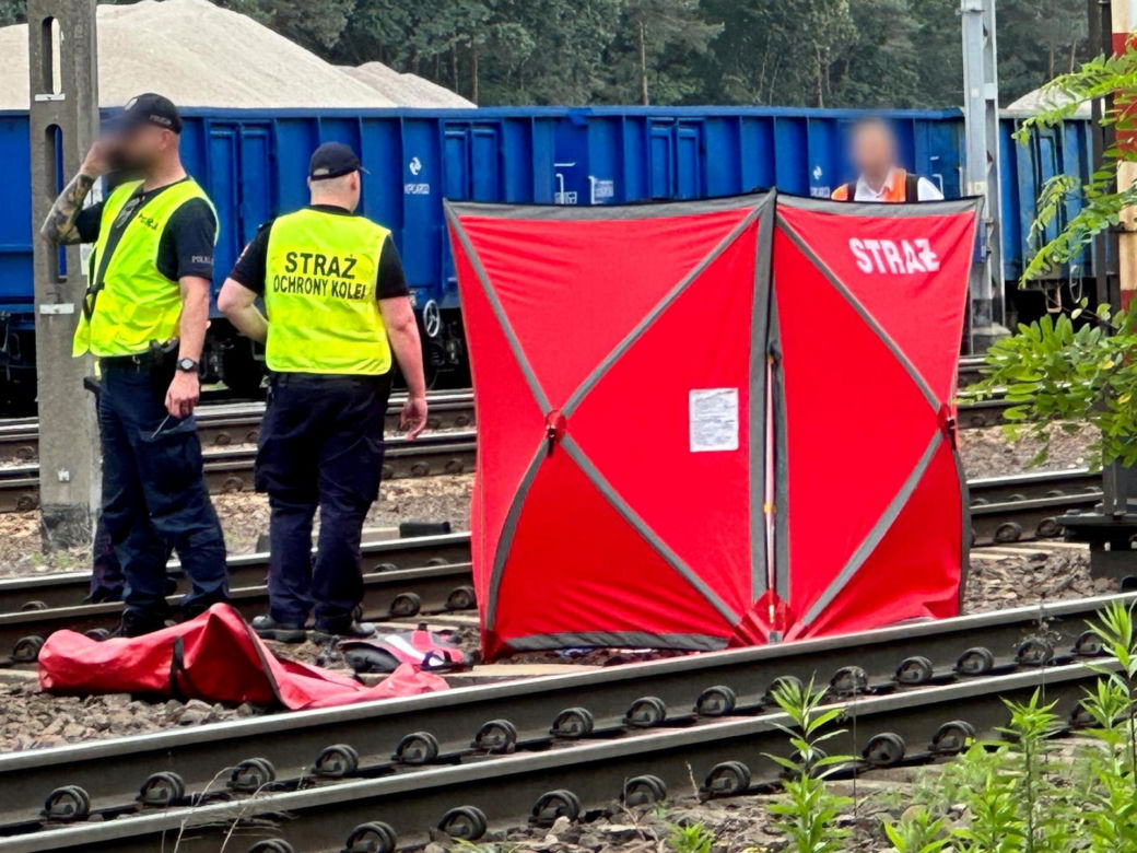 Tragedia na torach. Wszedł na nieoznakowane przejście, gdy nadjeżdżał pociąg. Straszny wypadek w Rembertowie