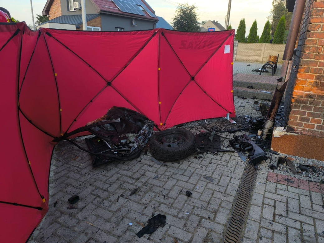 Śmiertelny wypadek pod Krotoszynem. Peugeot 31-latki i 80-latki stanął w płomieniach [ZDJĘCIA].