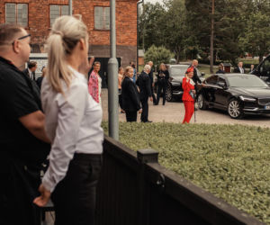 Polska rodzina serwowała obiad królowi Szwecji na polskiej zastawie i ręcznie wyszytych obrusach z Polski!