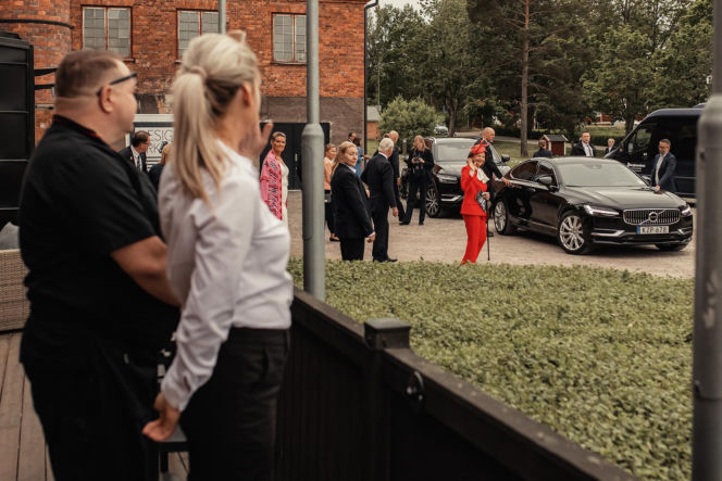 Polska rodzina serwowała obiad królowi Szwecji na polskiej zastawie i ręcznie wyszytych obrusach z Polski!