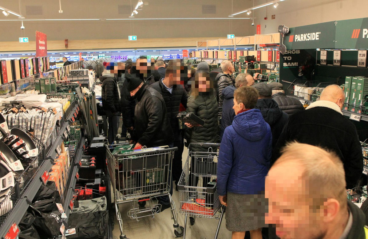 Tłum na otwarciu nowego Lidla w Warszawie