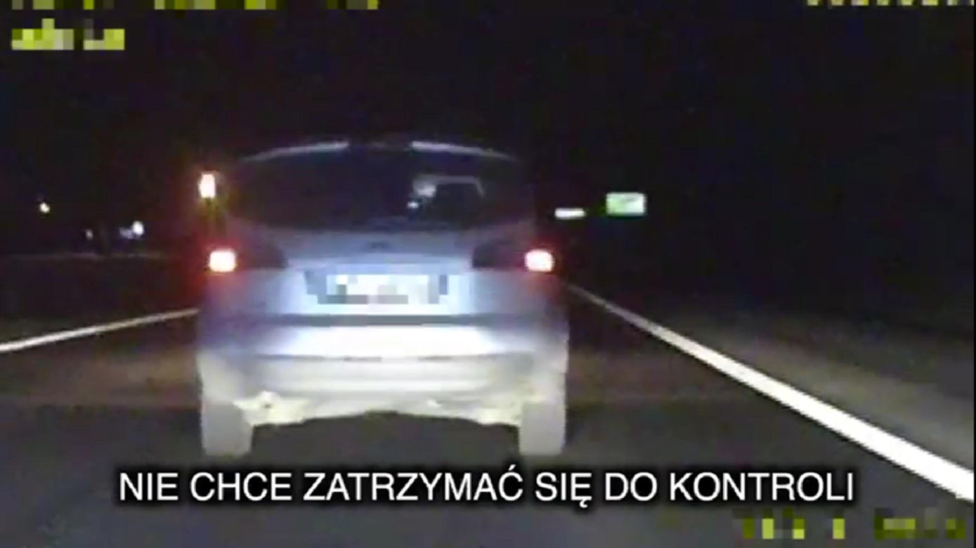 Uciekał przed policją, wyrzucił sejf z pieniędzmi! Sensacyjny pościg pod Warszawą