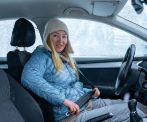 Rozmrażam szyby w samochodzie w 5 minut bez skrobania. Działa nawet przy siarczystych mrozach. Trik z daszkiem w kokpicie ratuje mi życie każdego ranka. 