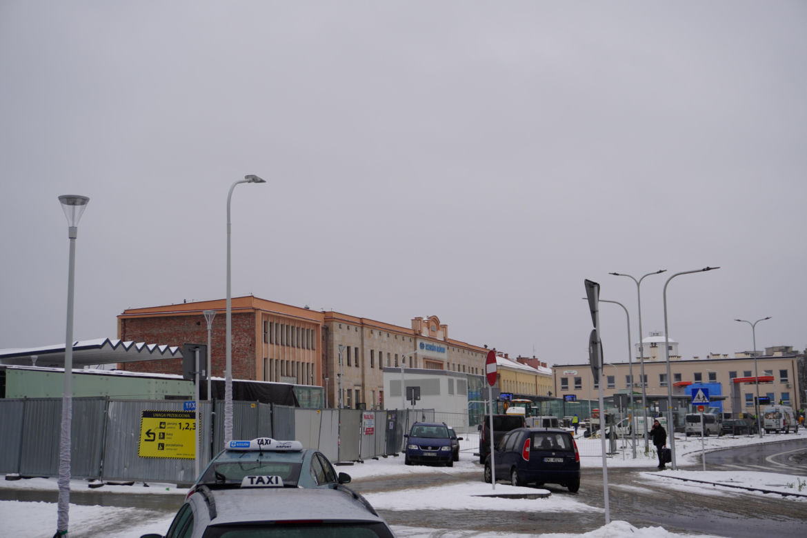 Nowy plac przed dworcem prawie gotowy. Kiedy zostanie otwarty?