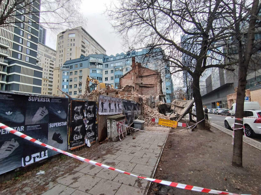 Deweloper wyburzył kamienicę przy Łuckiej 8 mimo protestów