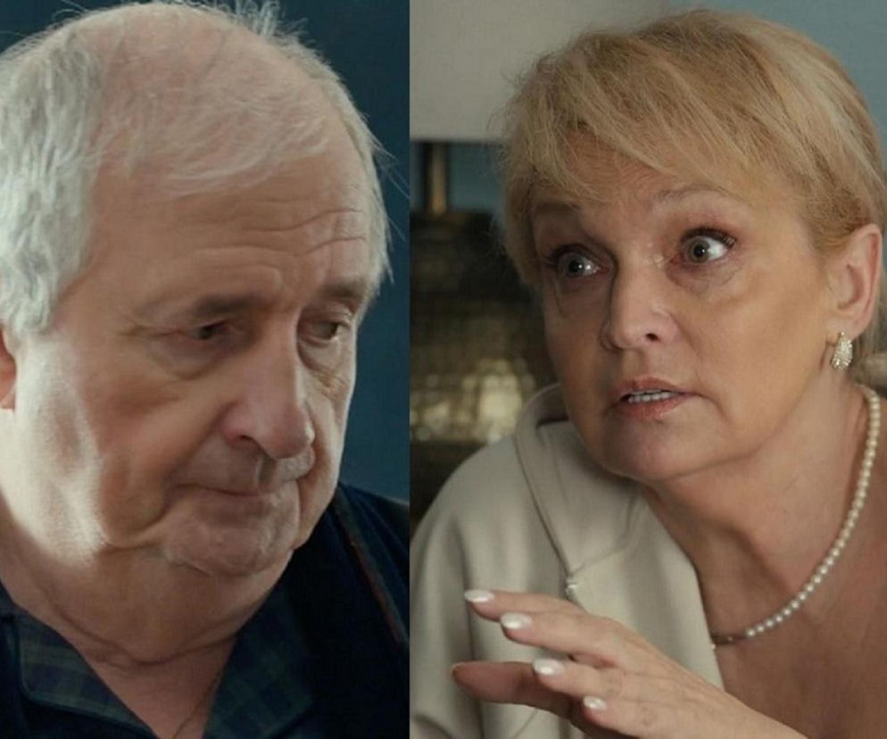 Mężczyzna z siwymi włosami, Krzysztof Jaworski (Jacek Kałucki), ze zmartwioną miną spogląda w dół, podczas gdy blondwłosa Małgorzata (Adrianna Biedrzyńska) patrzy z zaskoczeniem, gestykulując. Oboje przeżywają dramatyczne wydarzenia z serialu Barwy szczęścia, o których przeczytasz na portalu Super Seriale.