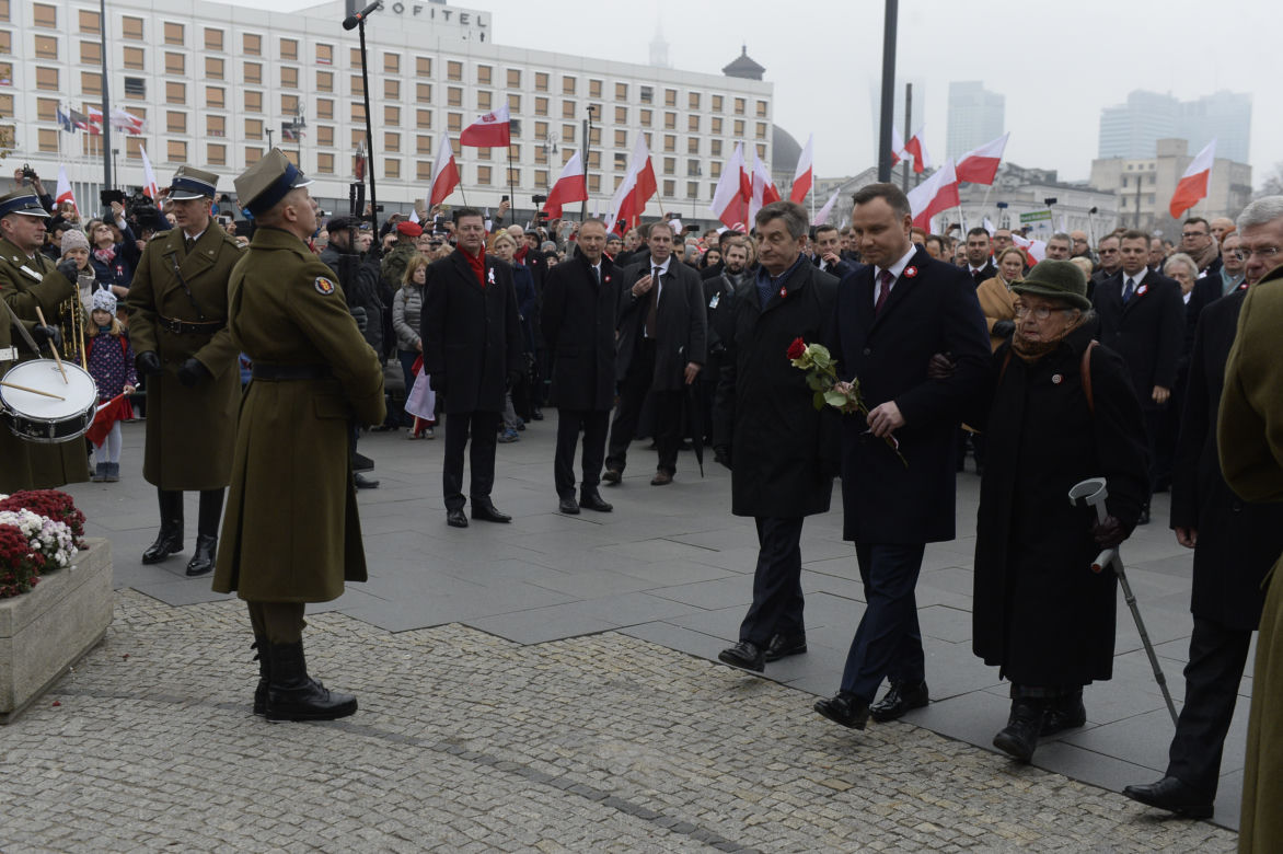 Andrzej Duda pod pomnikiem Józefa Piłsudskiego położył tylko dwie róże 