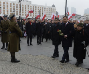 Andrzej Duda pod pomnikiem Józefa Piłsudskiego położył tylko dwie róże 