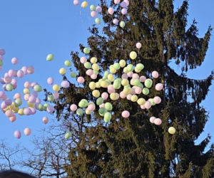 Kolorowe kwiaty okryły trumnę Anity. Wzruszające słowa księdza. Każdy z nas chciałby mieć taki pogrzeb