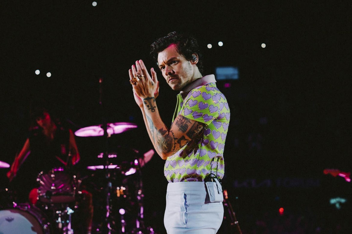 Harry Styles ŚCIĄŁ swoje piękne, długie włosy. Jest prawie ŁYSY!
